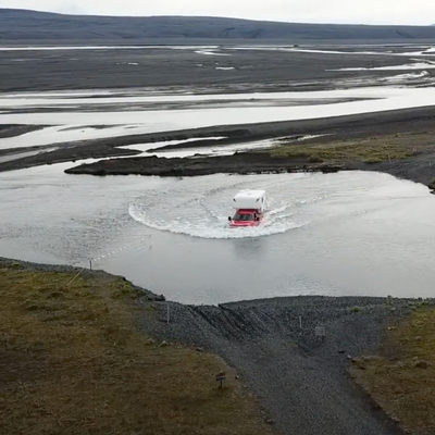 iceland-crossing-rivers-with-4x4-camper